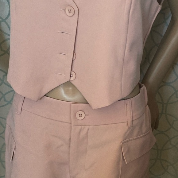 Pink Bermudas with a relaxed fit and high-waisted design - Picture 5 of 9